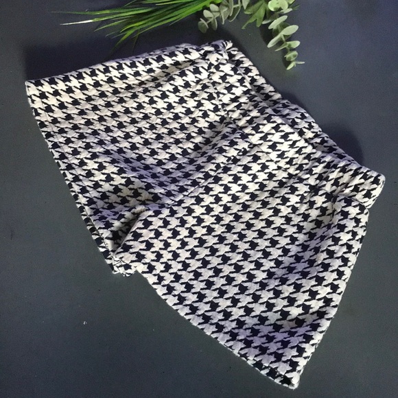 Truluv Other - 🎉HP🎉 NWOT Houndstooth Shorts